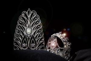 coroa de prata de diamante para concurso de beleza de concurso de miss, joias de tiara de cristal decoradas com pedras preciosas e fundo escuro abstrato em tecido de veludo preto, espaço de cópia de macro fotografia para logotipo de texto foto