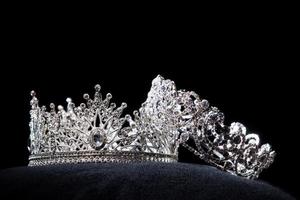 coroa de prata de diamante para concurso de beleza de concurso de miss, joias de tiara de cristal decoradas com pedras preciosas e fundo escuro abstrato em tecido de veludo preto, espaço de cópia de macro fotografia para logotipo de texto foto