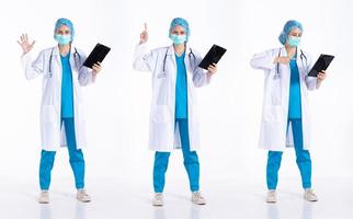 Comprimento total 20 anos jovem médico do hospital de raça mista, trabalhando duro no prontuário do paciente, use uniforme de casaco de estetoscópio de máscara. cirurgiã sente um sorriso feliz sobre fundo branco isolado foto