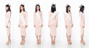 comprimento total do concurso de concurso de beleza miss usar vestido de lantejoulas rosa pastel com coroa de diamantes foto