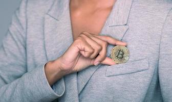 a mulher de negócios do escritório olha para a criptomoeda bitcoin btc como poupança de conta bancária no comércio de câmbio financeiro para dinheiro digital tecnologia dinheiro. pessoa investir no mercado monetário de pagamento online eletrônico foto