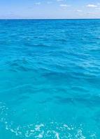 água azul turquesa ondas oceano e mar textura padrão méxico. foto