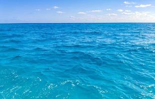 água azul turquesa ondas oceano e mar textura padrão méxico. foto