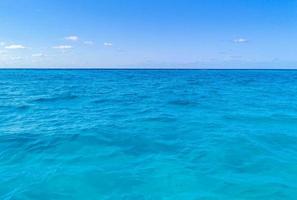 água azul turquesa ondas oceano e mar textura padrão méxico. foto