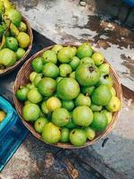 goiaba verde e amarela fresca no mercado foto