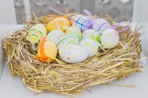 ninho de palha com ovos de páscoa. decoração festiva para feriados foto