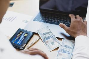 empresário financeiro contando dinheiro na mesa de trabalho foto