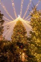 close-up da decoração da árvore de natal com enfeites e guirlanda. cartão festivo para férias de inverno. foto