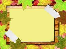 folhas de outono na velha folha de madeira e papel foto