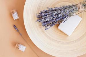 sabonete artesanal de lavanda. barra de sabonete natural com flores secas de lavanda e óleo essencial. cosméticos orgânicos para cuidados com a pele e spa foto