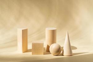 formas de madeira em um fundo bege. formas geométricas abstratas. pódios vazios para o seu produto. estilo minimalista foto