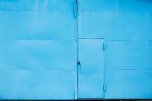 porta de aço azul de um armazém foto