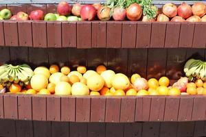 legumes e frutas são vendidos em um bazar em Israel. foto