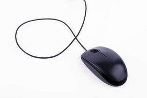 mouse de computador preto com um fio em um fundo branco. espaço de cópia foto