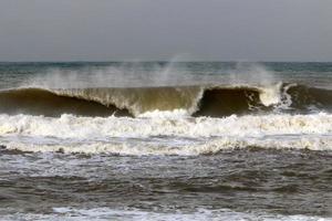 tempestade no mar mediterrâneo no norte de israel. foto