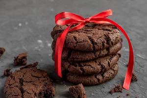 biscoitos de chocolate caseiros em fundo de concreto. cozimento de alimentos. espaço de cópia foto