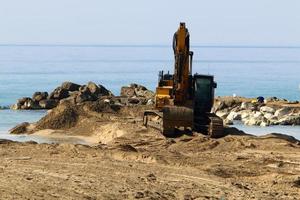 nahariya israel 4 de março de 2020. uma grande escavadeira está trabalhando em um canteiro de obras. foto