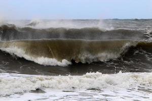 tempestade no mar mediterrâneo no norte de israel. foto