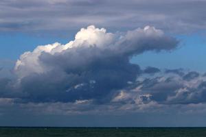 nuvens no céu sobre o mar Mediterrâneo. foto