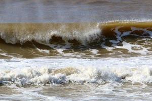 tempestade no mar mediterrâneo no norte de israel. foto