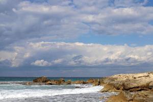 nuvens no céu sobre o mar Mediterrâneo. foto