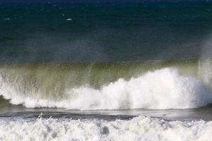 tempestade no mar mediterrâneo no norte de israel. foto