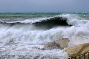 tempestade no mar mediterrâneo no norte de israel. foto