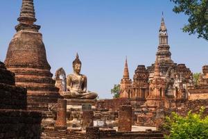 Parque Histórico de Sukhothai. ruínas do templo budista no parque histórico de sukhothai, tailândia foto