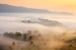 amanhecer enevoado na montanha em khao-kho phetchabun, tailândia foto