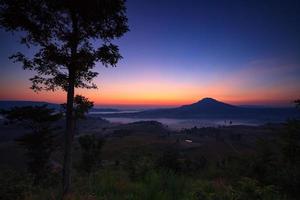 amanhecer enevoado no ponto de vista de khao takhian ngo em khao-kho phetchabun, tailândia foto