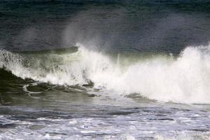 tempestade no mar mediterrâneo no norte de israel. foto