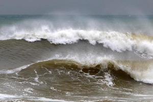 tempestade no mar mediterrâneo no norte de israel. foto