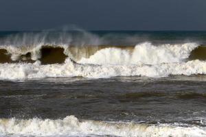 tempestade no mar mediterrâneo no norte de israel. foto
