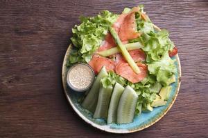 salada de salmão defumado foto