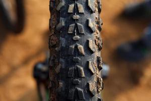 detalhe de um pneu de mountain bike, foco seletivo foto