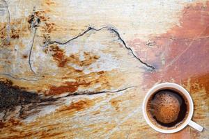 uma xícara de café no fundo de textura de madeira foto