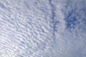 nuvens com fundo de céu azul foto