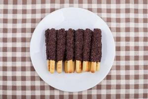 salgadinho biscoito em bastão com cobertura de chocolate foto