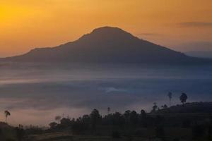 amanhecer enevoado na montanha khao-ya em khao-kho phetchabun, tailândia foto