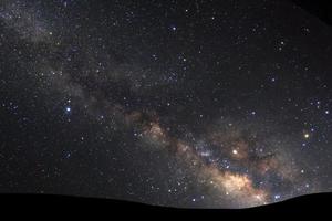 paisagem noturna com via láctea e silhueta de alta montanha, céu estrelado com estrelas. lindo universo. fundo do espaço foto