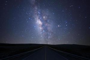 a galáxia da via láctea sobre a estrada com estrelas e poeira espacial no universo foto