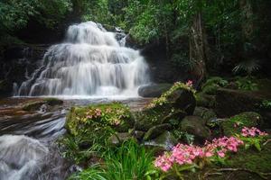 mhundaeng cachoeira phu hin rong kla parque nacional em phitsanulok, tailândia foto