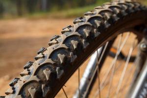 detalhe de um pneu de mountain bike, foco seletivo foto