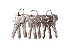 conjunto de chaves de casa velhas isoladas no branco foto