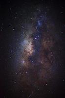 o centro da galáxia da via láctea, fotografia de longa exposição, com grão foto