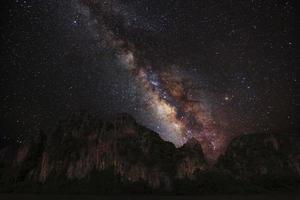 galáxia da via láctea, fotografia de longa exposição, com grão foto