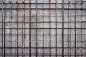 treliça de barras de reforço de aço metálico e fundo de parede de concreto foto