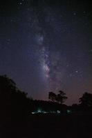 galáxia da via láctea e silhueta de árvore com nuvem no parque nacional de phu hin rong kla, phitsanulok tailândia foto