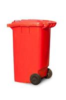 grandes latas de lixo vermelhas sobre fundo branco foto
