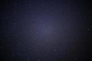 céu noturno estrelado e galáxia da via láctea com estrelas e poeira espacial no universo foto
